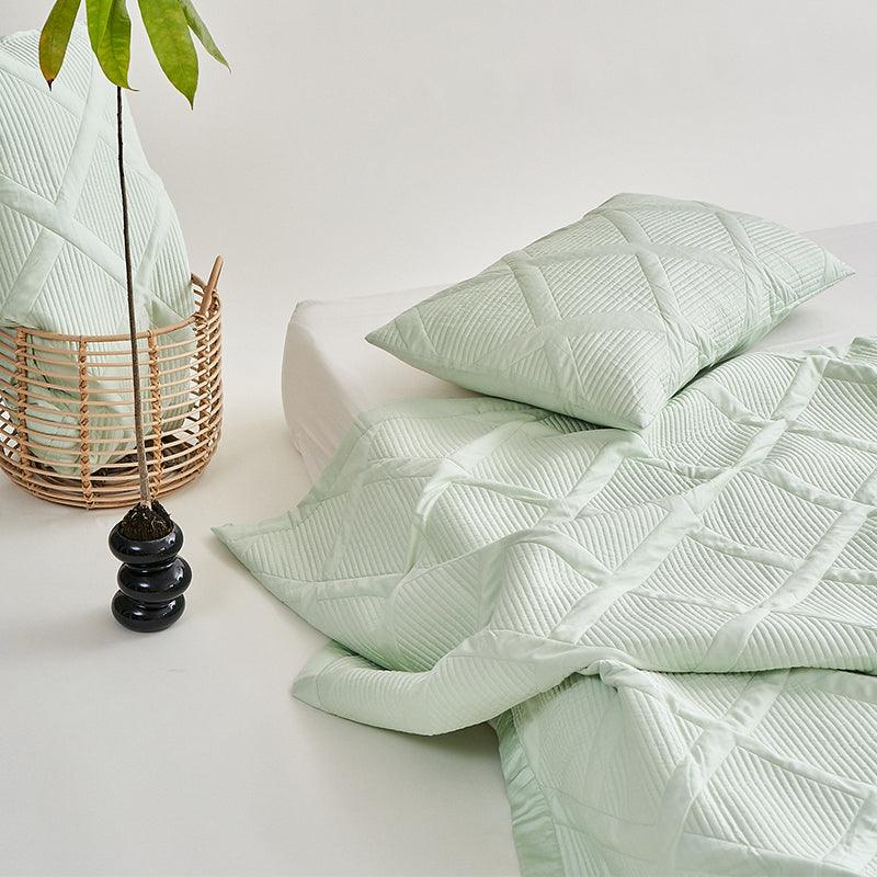 Cool Comfort: Single and Double Ice Silk Summer Quilt – Washable and Thin for Ultimate Breathability  